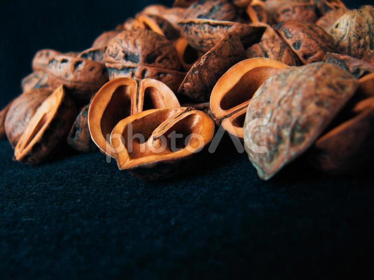 大量のクルミの殻 クルミ,胡桃,殻の写真素材