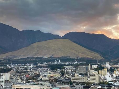 夕焼けと別府温泉街の風景と野山の写真