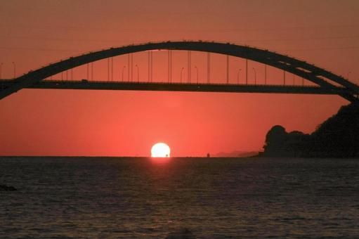 しまなみ海道　大三島橋のだるま夕日 だるま夕日,日没,太陽の写真素材