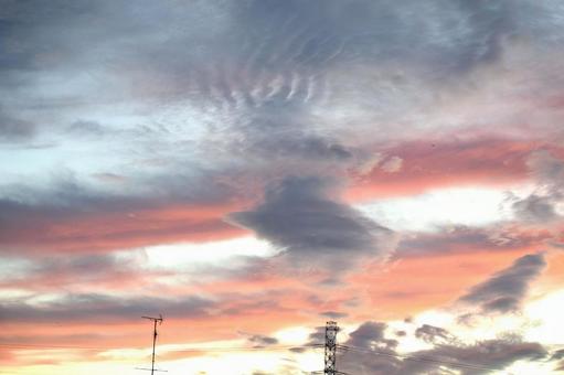 夕焼けが秋雲をオレンジ色に02の写真