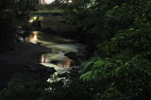 川面に写る温泉宿 川面に写る温泉宿の写真