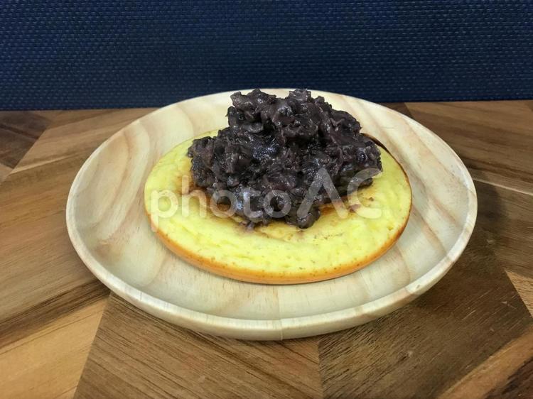 自家製どら焼きに粒あんを乗せる どら焼き,粒あん,自家製の写真素材