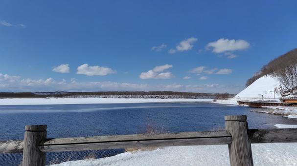 青空と湖の写真