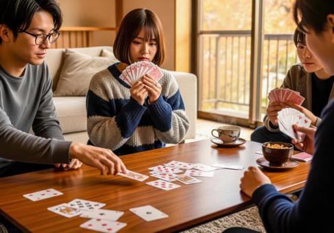 若者が和室でカードゲームを楽しむ様子 若者が和室でカードゲームを楽しむ様子の写真