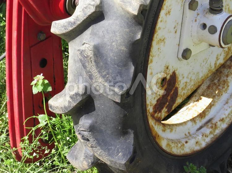 小型トラクターのタイヤ タイヤ,トラクター,中古車の写真素材