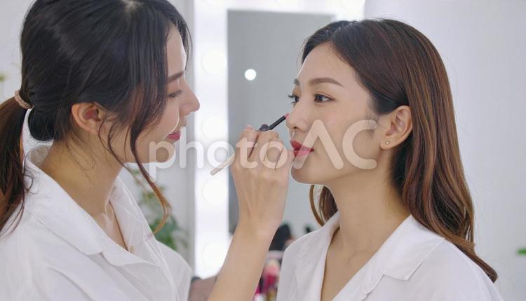 プロからメイクされる女性 女性,ヘアサロン,アジア人の写真素材
