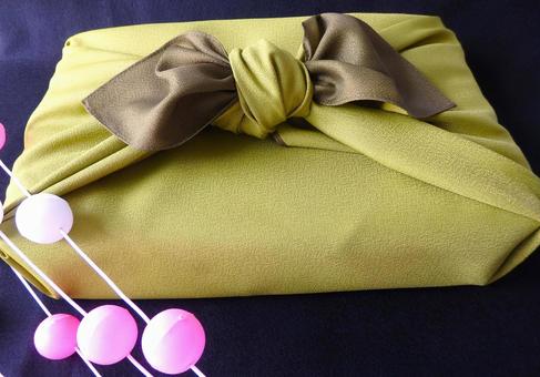 お祝いの品物を包む　風呂敷包み 風呂敷,背景,和の写真素材