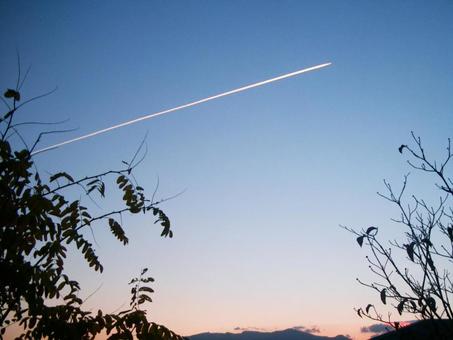 Contrails at dusk, sunset, setting sun, sunset, JPG