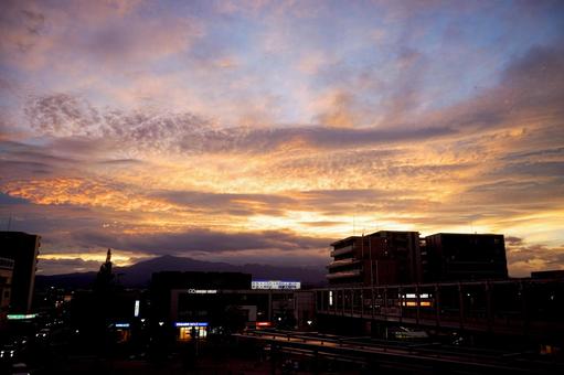 燃えるような夕焼けの空 燃えるような夕焼けの空の写真