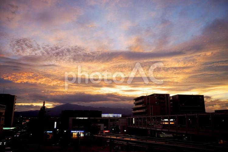 燃えるような夕焼けの空 夕暮れ,太陽,空模様の写真素材