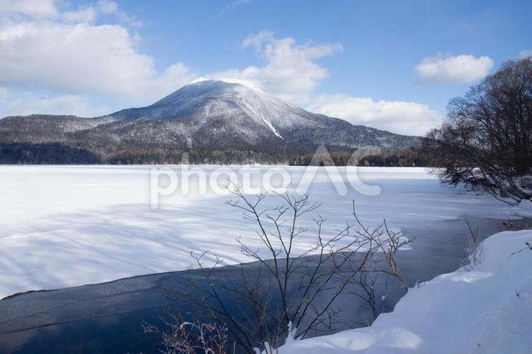 冬に結氷した阿寒湖 阿寒湖,雄大,結氷の写真素材