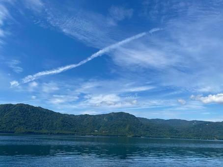 夏の十和田湖に浮かぶ竜のような雲 夏の十和田湖に浮かぶ竜のような雲の写真