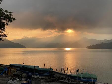 中禅寺湖（夕暮れと船） 日光,宇都宮,中禅寺湖の写真素材
