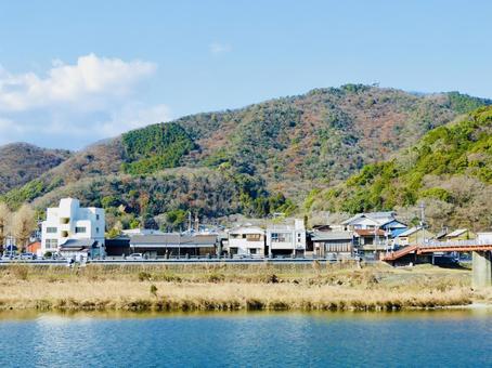 揖保川対岸から望む秋のたつの市旧市街 揖保川対岸から望む秋のたつの市旧市街の写真