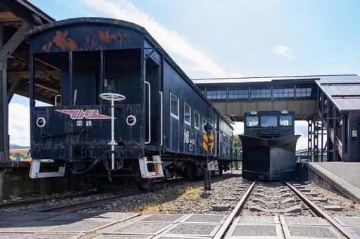国鉄時代の車両と駅舎とラッセル車 国鉄時代の車両と駅舎とラッセル車 中湧別駅記念館,鉄道,腕式信号の写真素材
