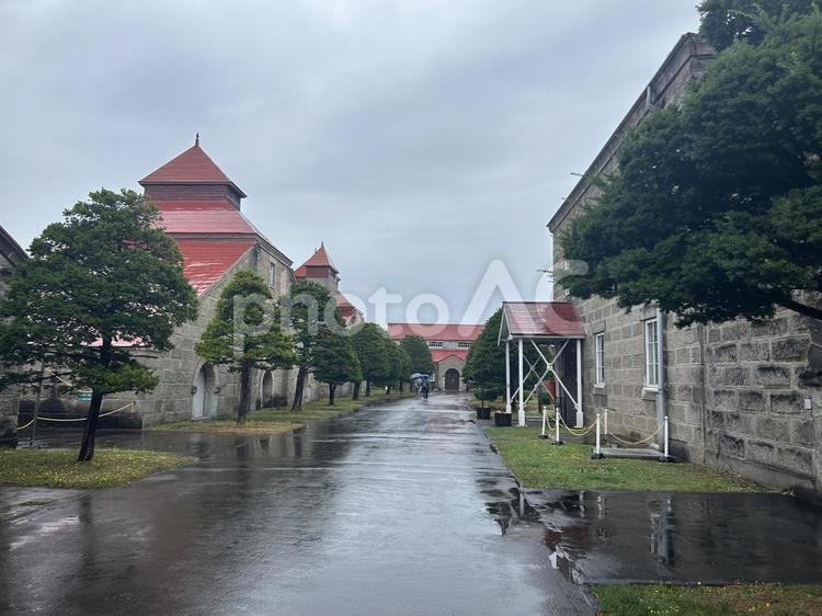 雨のニッカウヰスキー蒸留所　余市 ニッカウヰスキー蒸留所,余市,赤い屋根の写真素材