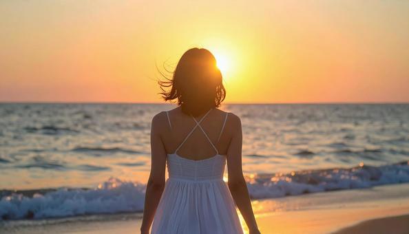 夕焼けに佇む女性 夕焼けに佇む女性の写真