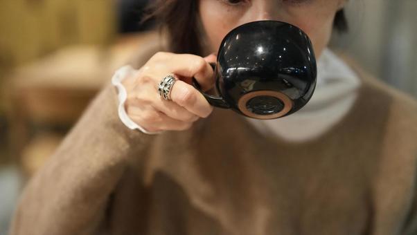 スープを飲む女性 女性,食事,ナイフの写真素材