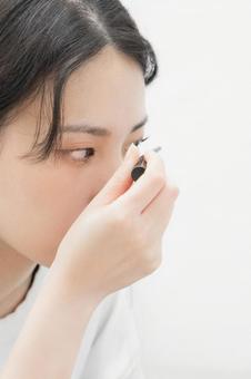 マスカラを塗る女性 マスカラ,化粧,メイクの写真素材