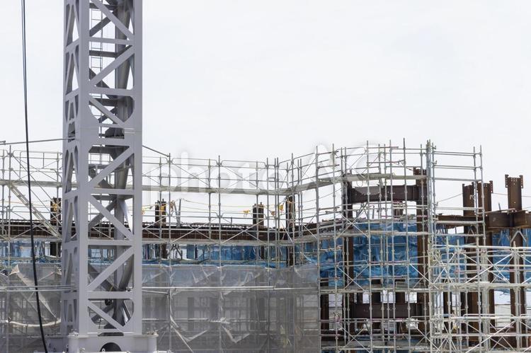 クライミングクレーンと建設中のビル 建設現場,タワークレーン,クレーンの写真素材
