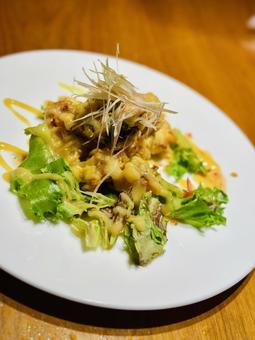 和洋折衷の揚げ物サラダ前菜プレート 和洋折衷の揚げ物サラダ前菜プレートの写真