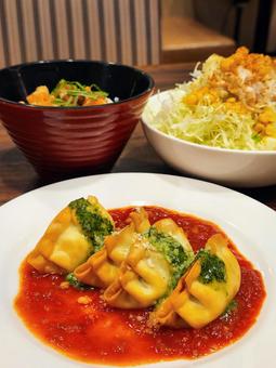 揚げギョウザトマトバジルソース背景あり 揚げ物,ギョウザ,揚げ餃子の写真素材