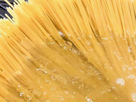 パスタを茹でる パスタを茹でる パスタ,スパゲティ,茹でるの写真素材