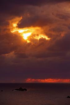 海に沈む夕日の光芒 海,風景,海岸の写真素材