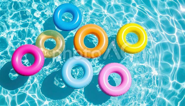 プールに浮かぶたくさんの浮き輪　カラフル 夏,プール,浮き輪の写真素材