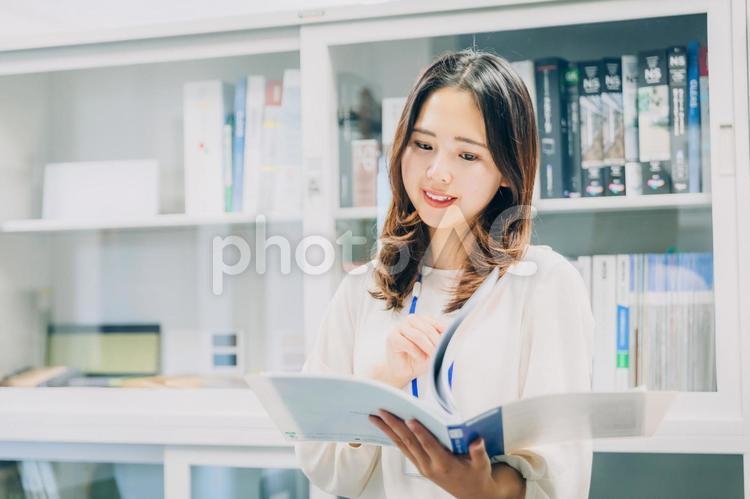 オフィスで書類を確認する女性 ビジネス,働く女性,勉強の写真素材
