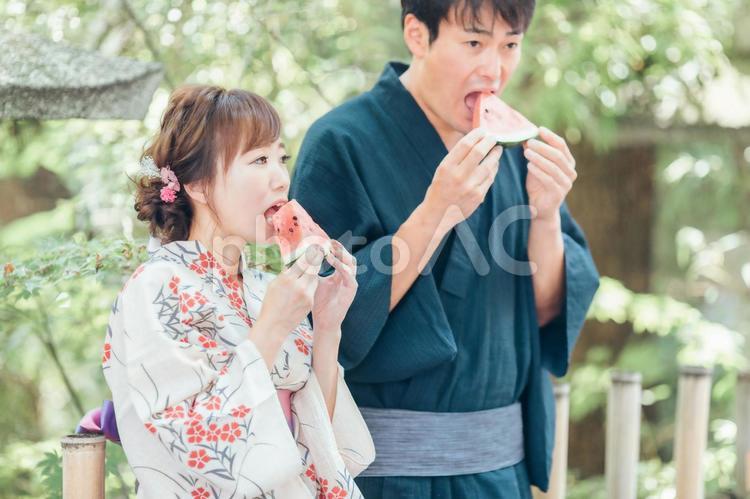 浴衣姿でスイカを食べる男女 スイカ,浴衣,夏の写真素材