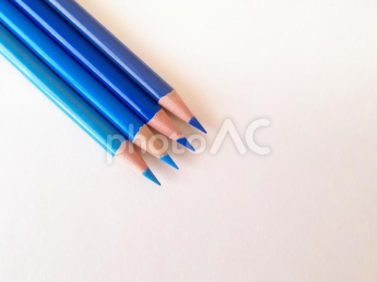画用紙の上の青系色鉛筆 色鉛筆,青,水色の写真素材
