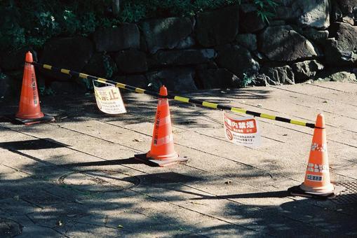 街並みの写真 街並みの写真 カラーコーン,光,影の写真素材