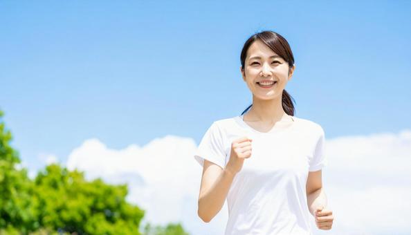 ランニングする若い日本人女性 ランニングする若い日本人女性の写真