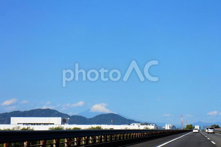 東名高速道路　大井川付近で見える富士山 富士山,冠雪,頂上の写真素材