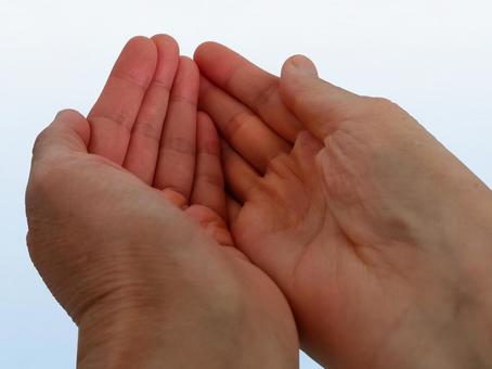 何かを頂こうとするハンドサイン 手,手のひら,アップの写真素材