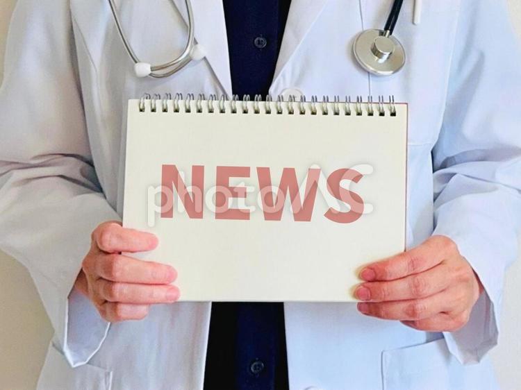 NEWSと書かれたノートを持った医者 ニュース,お知らせ,案内の写真素材
