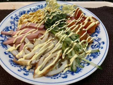 彩り豊かな冷やし中華 彩り豊かな冷やし中華 冷やし中華,夏料理,彩り野菜の写真素材