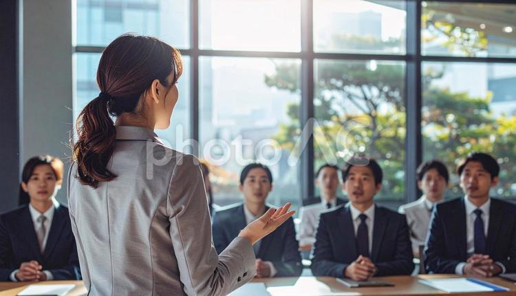プレゼンテーションをするビジネスマン ビジネスマン,会社員,社会人ビジネスの写真素材