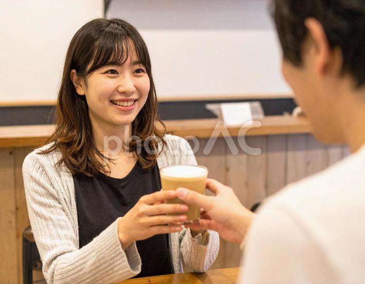 カフェでコーヒーを受け取る女性 女性,カフェ,人物の写真素材