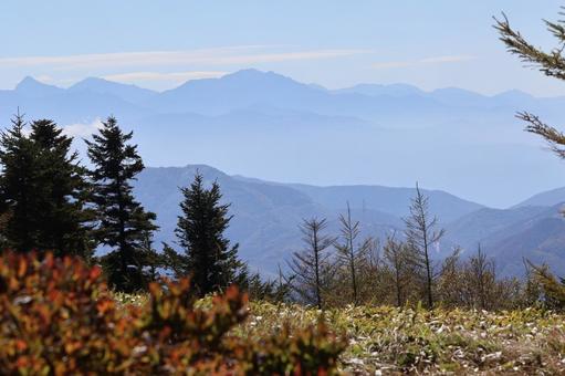 パステルブルー 紅葉,山,霞の写真素材