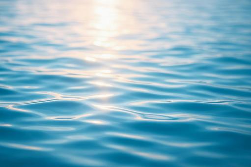 朝の水面反射 朝の水面反射の写真