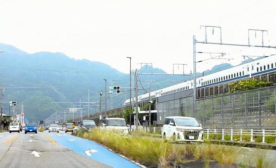 新幹線列車が並走する道路と車の列 新幹線列車が並走する道路と車の列 新幹線,列車,運行の写真素材