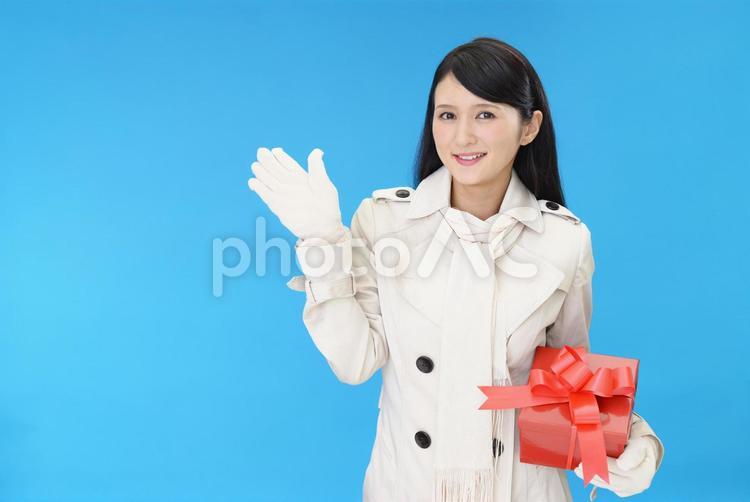 プレゼントを持つ女性　案内 クリスマス,クリスマスイメージ,年末の写真素材