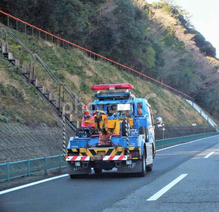 ジャフ　救援のために高速道路走行中 トラック,救援,ドライブの写真素材