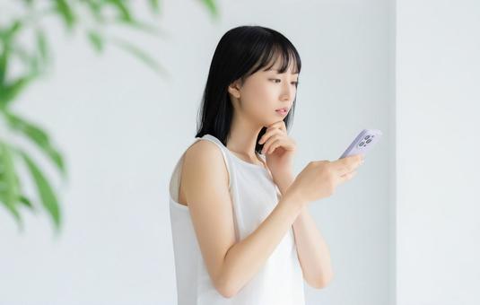 スマホを使う女性の美容・健康イメージ スマホを使う女性の美容・健康イメージ 女性,スマホ,美容の写真素材