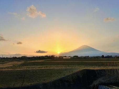 ご利益　夕焼けと富士山のシルエット③ 風景,自然,朝焼けの写真素材