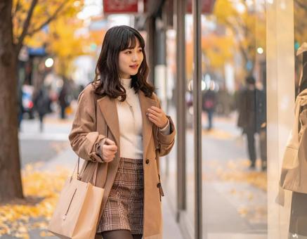 秋の彼女のウィンドウショッピング 秋の彼女のウィンドウショッピングの写真