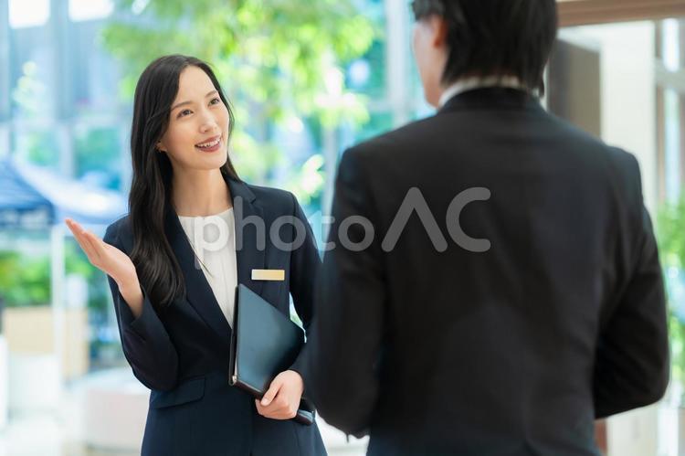 お客を案内するホテルマンの女性 フロント,ホテルマン,コンシェルジュの写真素材