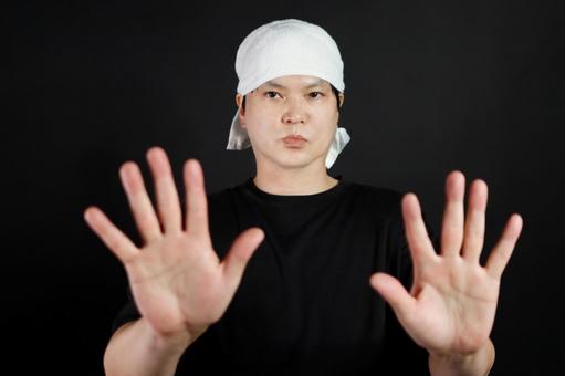 手を広げる男性のポーズ 手を広げる男性のポーズの写真